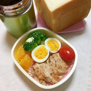 2017.2.17デカ食パン鶏胸焼きゆで卵パパ弁♡